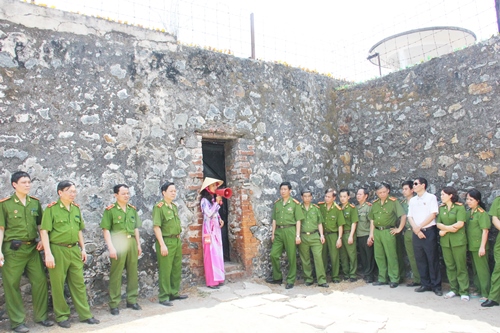 Trong chuyến đi, các đại biểu đã đến thăm Nhà tù Côn Đảo - nơi được mệnh danh là “Địa ngục trần gian”.